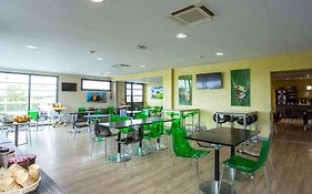 Hôtel Ibis Styles Bourges - Piscine extérieure chauffée - Restaurants à proximité